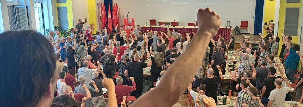 Die Internationale zum Abschluss des Parteitages. Foto: UZ
