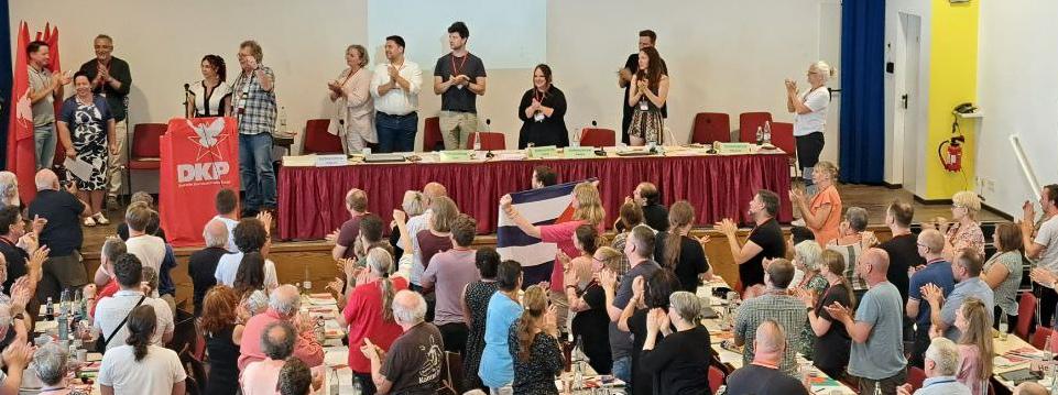 Stehende Ovationen und Sprechchöre "Viva Cuba Socialista" nach der Ansprache des kubanischen Gastes. Foto: UZ