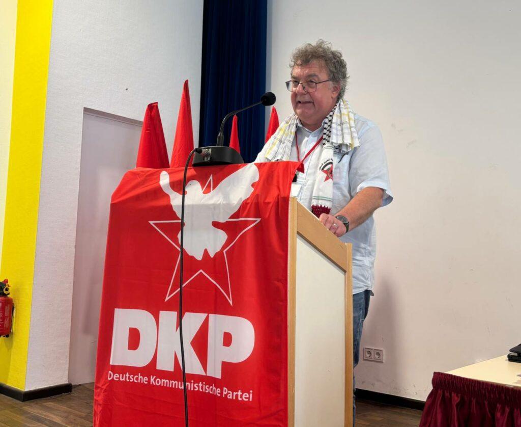 Der DKP-Vorsitzende Patrik Köbele bei seinem Referat