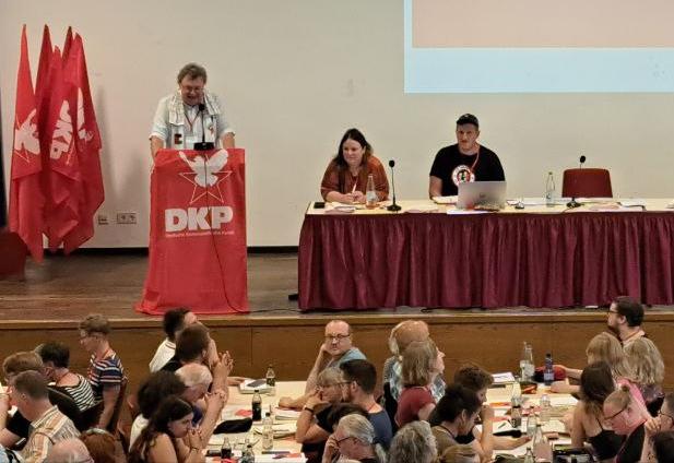 Alle Kraft für den Frieden: Patrik Köbele spricht auf dem DKP-Parteitag
