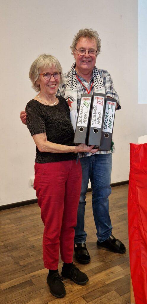 Über 10.000 Unterschriften übergibt Parteivorsitzender Patrik Köbele an Jutta Kausch vom Bundesausschuss Friedensratschlag. Foto: Martina Lennartz.