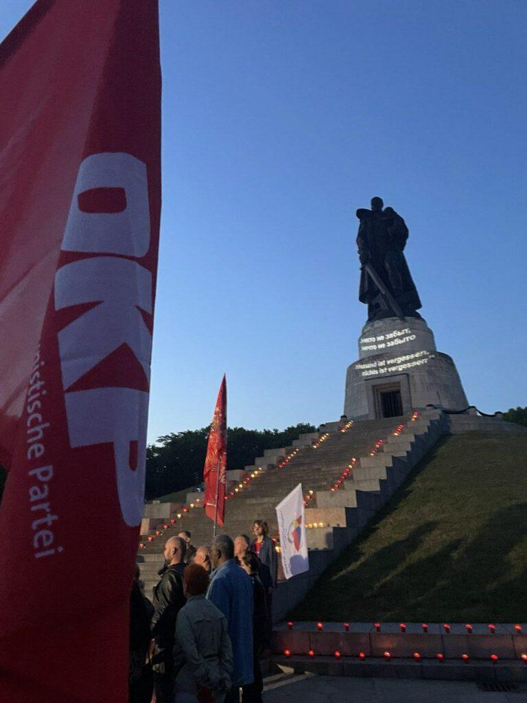 Gedenken am Ehrenmal. Foto: Moritz, DKP Pankow