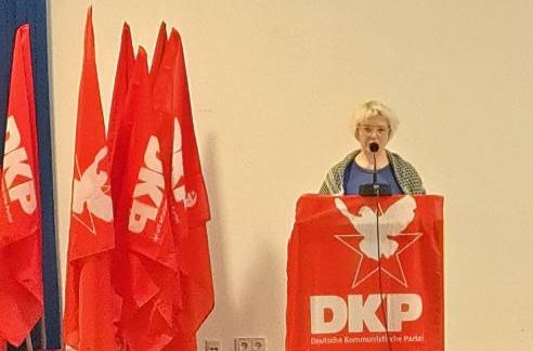 Die stellvertretende DKP-Vorsitzende Wera Richter spricht zum Auftakt des Parteitages. Foto: uz