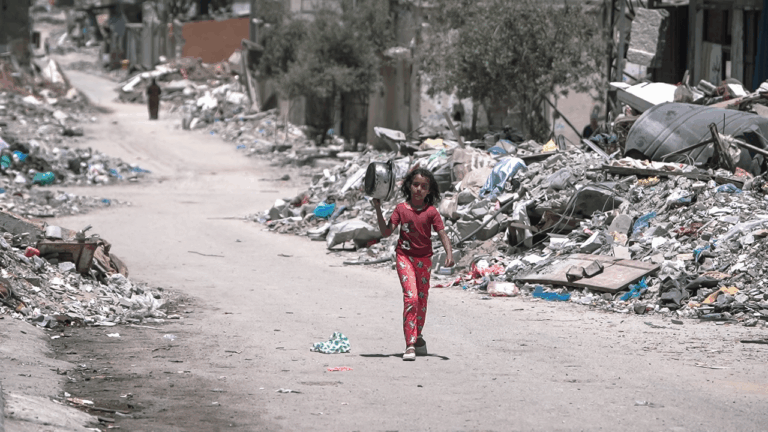1280px A girl walks inside Gaza during the Gaza Israel war to get food - Die Wahrheit ist erschütternd - Beihilfe zum Völkermord, deutscher Imperialismus, Gaza, Genozid, Israel, Palästina-Solidarität - Blog, Aktion
