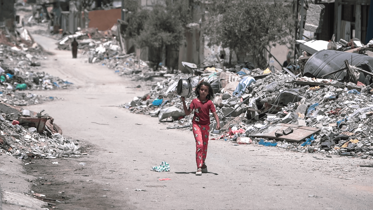 1280px A girl walks inside Gaza during the Gaza Israel war to get food - Die Wahrheit ist erschütternd - Beihilfe zum Völkermord, deutscher Imperialismus, Gaza, Genozid, Israel, Palästina-Solidarität - Blog, Aktion