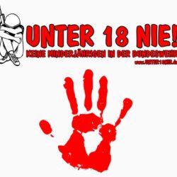 Kinder an Maschinengewehren