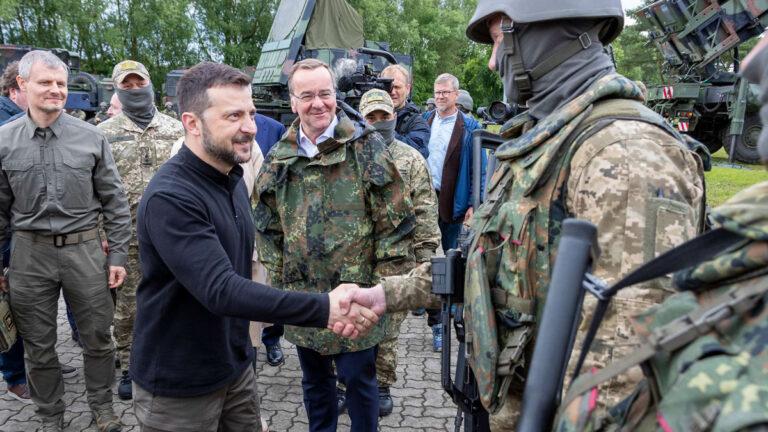 300401 Waffengipfel - So viele Waffen wie möglich - Kriegskonferenz - Kriegskonferenz