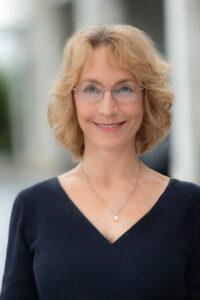 Kriegstüchtig im Schattenamt - Bundeswehr, Irmgard Freihoffer, Operationsplan Deutschland, Regensburg, Stadtrat, Widerstand - Kommunalpolitik 300802 Interview Portrait - Kriegstüchtig im Schattenamt - Bundeswehr, Irmgard Freihoffer, Operationsplan Deutschland, Regensburg, Stadtrat, Widerstand - Kommunalpolitik