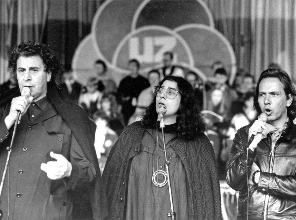 3011 UZ Pressefest Duisburg 1982 1 - Die ganze Erde uns … - 100. Geburtstag, DDR, Eine Hommage, Griechenland, Internationale Solidarität, Komponist, Mikis Theodorakis, Musiker - Kultur