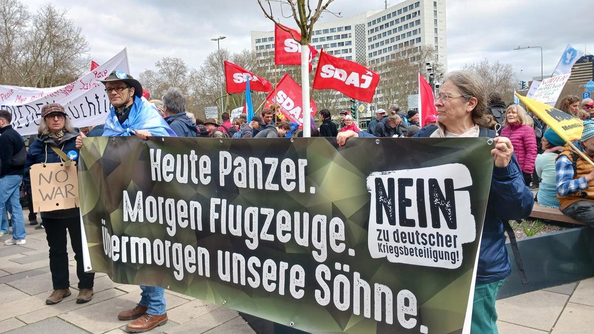 140501 Wiesbaden Christa Hourani 1 - Gegen Wehrpflicht, für Frieden - Antimilitaristischer Aktionstag, BSW Rheinland-Pfalz, Die Linke Mainz, DKP Rheinland-Pfalz, Gedenkkirche St. Christoph, Mainz, SDAJ Rheinland-Pfalz, ver.di-Jugend Mittelrhein, VVN-BdA Bad Kreuznach, Wiesbadener Bündnis gegen Raketenstationierung - Blog, Politik