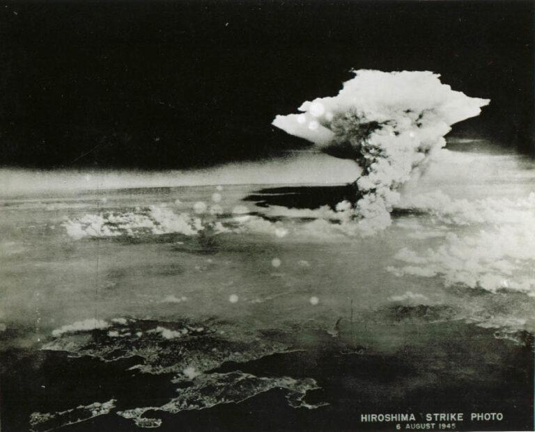 Pyrocumulonimbus cloud over Hiroshima near local noon. Aug 6 1945 - Zukunft statt Atomwaffen - Aktion - Aktion