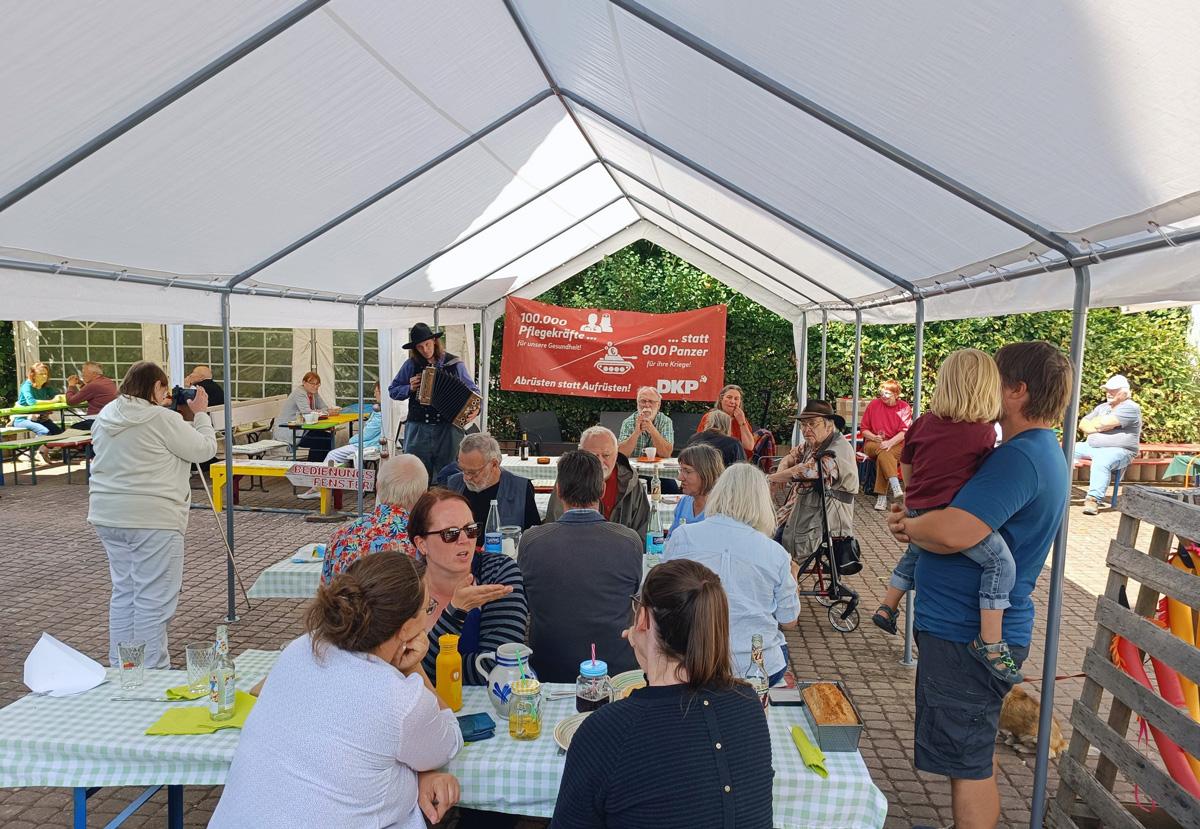 Angeregter Austausch - DKP Main-Kinzig, Philipp Hoffmann - Blog Sommerfest der DKP MKK 1 - Angeregter Austausch - DKP Main-Kinzig, Philipp Hoffmann - Blog