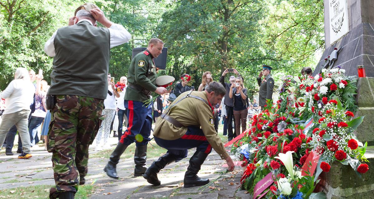 1502 - Friedenskundgebung in Stukenbrock - 80. Jahrestag, Ansgar Schmidt, Antifaschistisches Gedenken, Blumen für Stukenbrock, Bündnis „Nein zur Wehrpflicht!“, DKP Ruhr-Westfalen, Hubert Kniesburges, Marco Blum, Peter Brandt, SDAJ, Sergej Netschajew, Sowjetisches Ehrenmal - Aktion