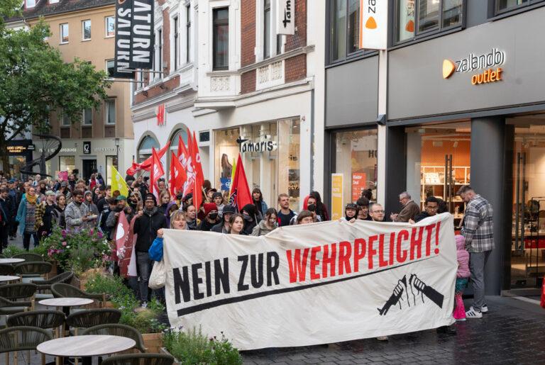 380503 Bildmeldung Bielefeld - Nein zur Wehrpflicht - Menschenrechte - Menschenrechte