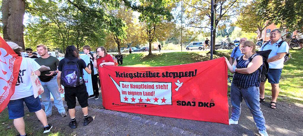 3915 Grafenwoer 03 - Aufbegehren auf dem Pulverfass - Aaron Valent, DFG-VK Bayern, DKP Bayern, Elisabeth Heyn, Grafenwöhr, IPPNW, Reiner Braun, SDAJ Bayern, Thomas Rödl, Vitek Prokop, Willi Rester - Aktion