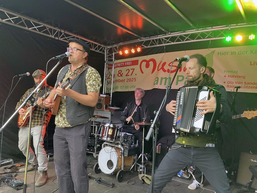 4015 Musik am Park 2 - Gekommen, um zu bleiben - Halvlang, Karl-Liebknecht-Schule, Kultur am Park, Kulturvereinigung Leverkusen, Leverkusen, Mayari Son, Nanno, Ola van Sander, Rainer Lützenkirchen - Blog, Aktion