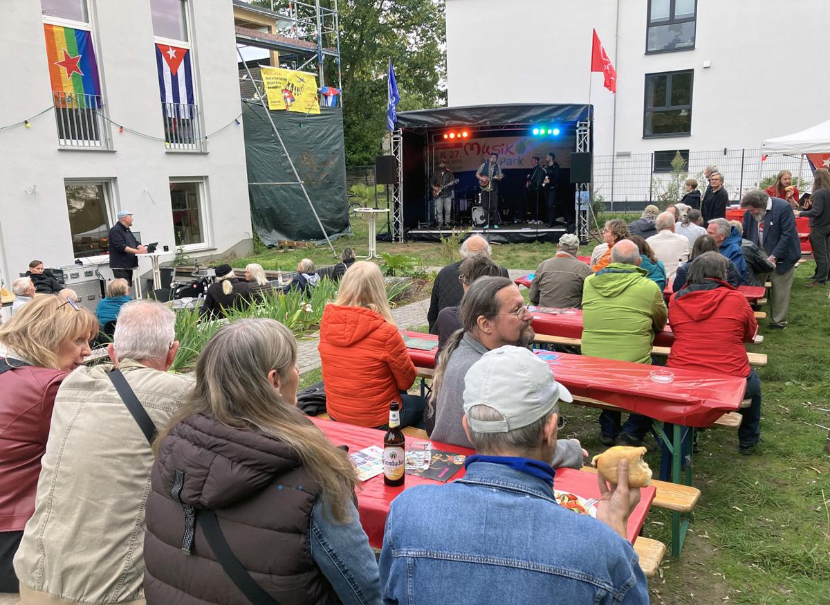 4015 Musik am park - Gekommen, um zu bleiben - Halvlang, Karl-Liebknecht-Schule, Kultur am Park, Kulturvereinigung Leverkusen, Leverkusen, Mayari Son, Nanno, Ola van Sander, Rainer Lützenkirchen - Blog, Aktion