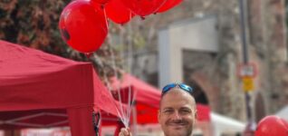 Rote Luftballons vor St. Christoph