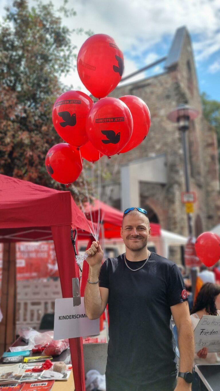 Antimil Aktionstag MZ2025 Foto Privat - Rote Luftballons vor St. Christoph - Bruno Kern - Bruno Kern