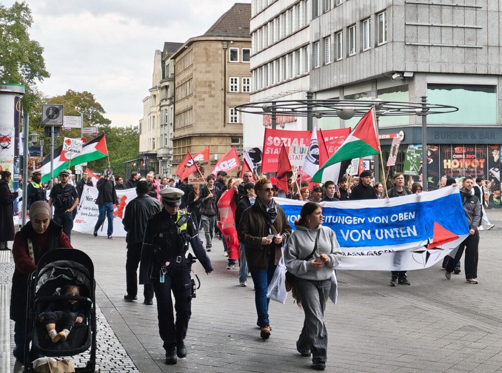 IMG 20250927 154352518 - Gegen Wehrpflicht und Krieg - DKP Essen, Essen, SDAJ Essen, Wehrpflicht - Blog, Aktion