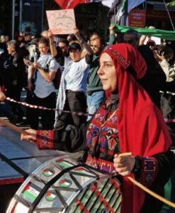 photo 2025 09 27 21 26 05 - 100.000 gegen Völkermord - All Eyes on Gaza, Berlin, Caren Lay, DKP, Iman Abu El Qomsan, Ines Schwerdtner, Jan van Aken, Özlem Demirel, Palästina-Solidarität, Patrik Köbele, SDAJ, Völkermord - Blog, Politik