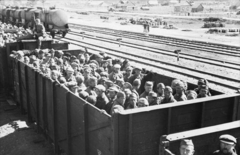 4110 Bundesarchiv Bild 101I 267 0124 20A Russland Transport sowjetischer Kriegsgefangener in Gueterwagen - Kein Ausweg - John Maynard Keynes - John Maynard Keynes