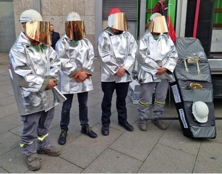 420201 Trauermarsch - Der Sensenmann schreitet voran - Demonstration - Demonstration