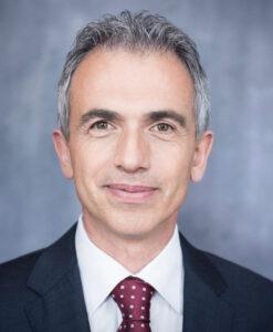 Eigentlich müssten die Mieten sinken - Frankfurt am Main, Mietpreisstopp, Peter Feldmann, Sozialproteste, Wohnungsmarkt - Kommunalpolitik 420802 Feldmann Portrait - Eigentlich müssten die Mieten sinken - Frankfurt am Main, Mietpreisstopp, Peter Feldmann, Sozialproteste, Wohnungsmarkt - Kommunalpolitik