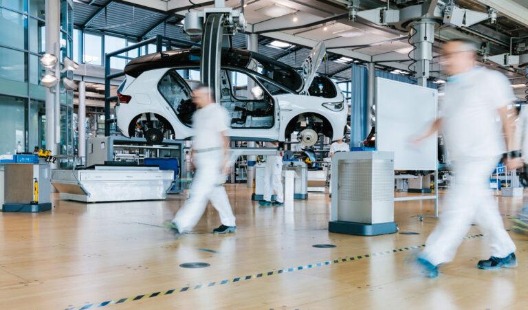 Schlecht und teuer - Arbeitsplatzabbau, Automobilbranche, DAX, Lohnverzicht, Michael Kretschmer, Sachsen, Tarifabschlüsse - Wirtschaft & Soziales 430201 Autoproduktion - Schlecht und teuer - Arbeitsplatzabbau, Automobilbranche, DAX, Lohnverzicht, Michael Kretschmer, Sachsen, Tarifabschlüsse - Wirtschaft & Soziales