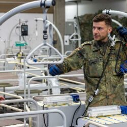 Jeder Sani ein halber Soldat