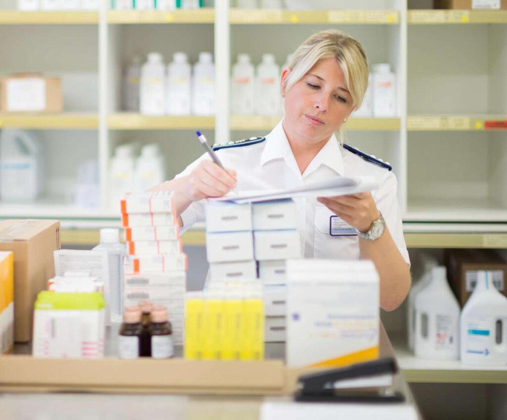 Jeder Sani ein halber Soldat - Gesundheitssicherstellungsgesetz, Gesundheitswesen, Infrastruktur, Kriegsvorbereitungen, Operationsplan Deutschland, Sanitäter - Hintergrund 430802 Kriegsmedizin - Jeder Sani ein halber Soldat - Gesundheitssicherstellungsgesetz, Gesundheitswesen, Infrastruktur, Kriegsvorbereitungen, Operationsplan Deutschland, Sanitäter - Hintergrund