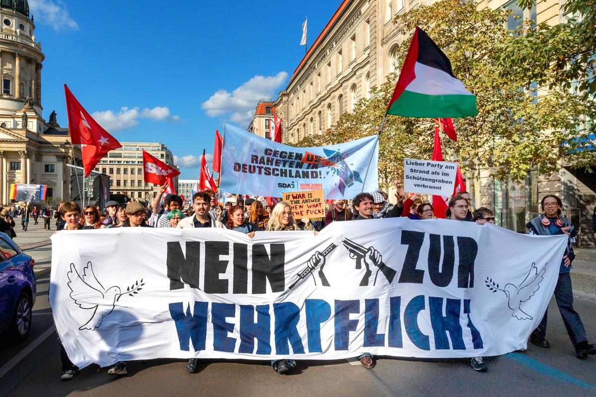 Titelidee - Merz will Kriegsgemeinschaft - UZ vom 10. Oktober 2025 - UZ vom 10. Oktober 2025