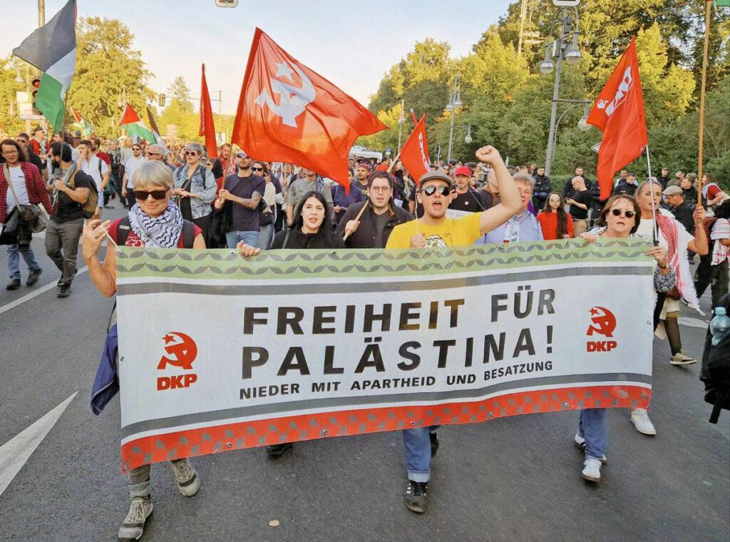 Ihre Scheißkriege beenden! - 3. Oktober 2025, Andrea Hornung, Berlin, BSW, Christian Leye, DKP, IPPNW, Jutta Kausch-Henken, Linksjugend, Linkspartei, Masur, Özlem Demirel, Pablo Miró, Ralf Stegner, SDAJ, SPD, Strom & Wasser, Tino Eisbrenner, Wiebke Diehl - Hintergrund photo 2025 09 27 21 26 00 - Ihre Scheißkriege beenden! - 3. Oktober 2025, Andrea Hornung, Berlin, BSW, Christian Leye, DKP, IPPNW, Jutta Kausch-Henken, Linksjugend, Linkspartei, Masur, Özlem Demirel, Pablo Miró, Ralf Stegner, SDAJ, SPD, Strom & Wasser, Tino Eisbrenner, Wiebke Diehl - Hintergrund