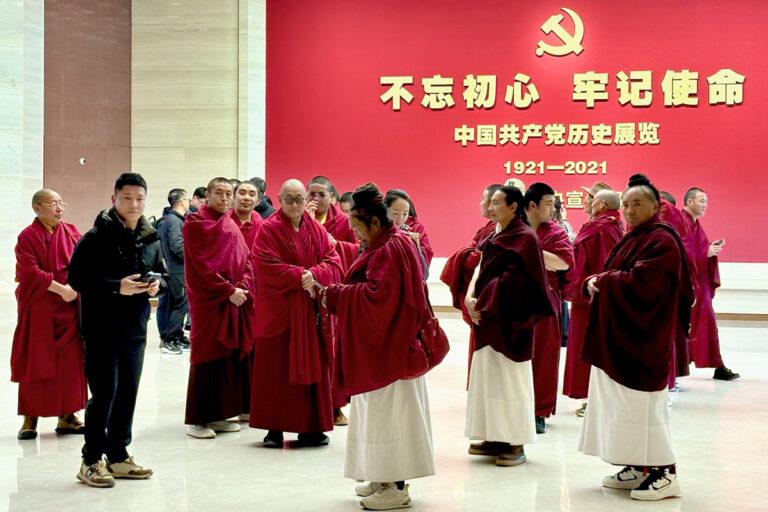 381301 Moenche im Museum - Im Land der freundlichen Hochgeschwindigkeit - sozialer Fortschritt, Uiguren, UZ-Leserreise, VR China, Wohnungsbauoffensive - Hintergrund