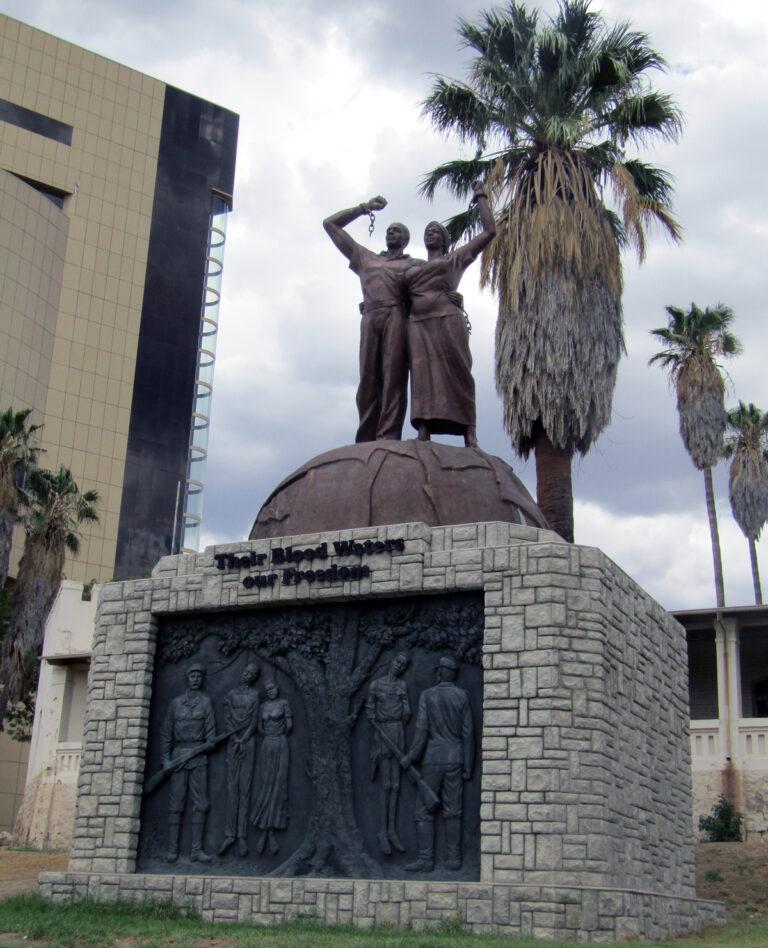 451201 Genozid Denkmal vor der Alten Feste in Windhoek5 - Katastrophale Kontinuität - Esther Muinjangue - Esther Muinjangue