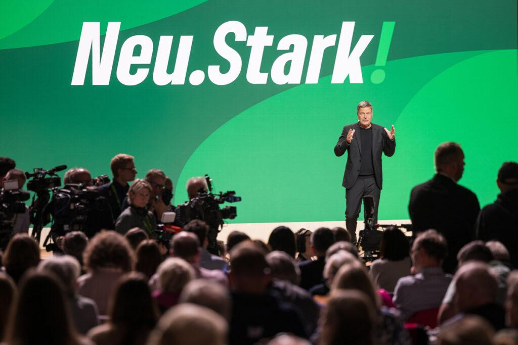 Katastrophale Kontinuität - Adolf Lüderitz, DDR, deutscher Imperialismus, DTA, Esther Muinjangue, Grüner Wasserstoff, Hans-Dietrich Genscher, Herero, Kolonialismus, Nama, Namibia, Neokolonialismus, Robert Habeck, Sam Nujoma, SWAPO, Völkermord, Windhoek - Hintergrund 451202 MKr365847 Robert Habeck Gruene BDK 2024 - Katastrophale Kontinuität - Adolf Lüderitz, DDR, deutscher Imperialismus, DTA, Esther Muinjangue, Grüner Wasserstoff, Hans-Dietrich Genscher, Herero, Kolonialismus, Nama, Namibia, Neokolonialismus, Robert Habeck, Sam Nujoma, SWAPO, Völkermord, Windhoek - Hintergrund