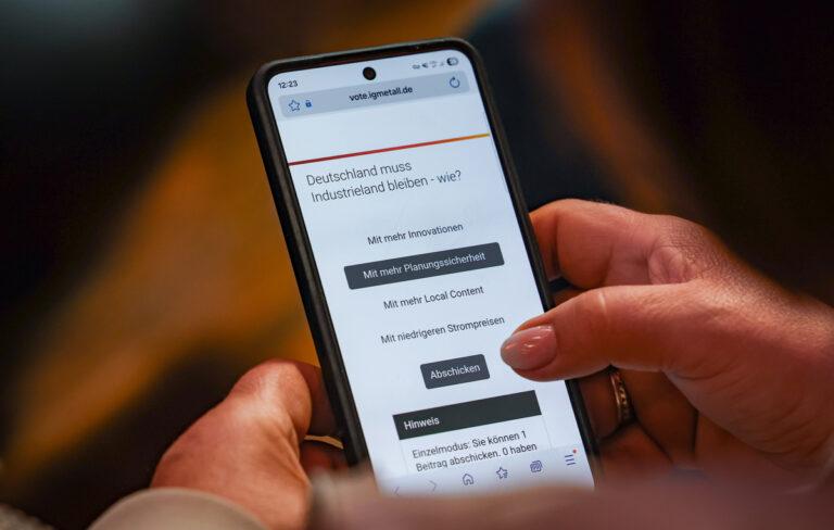 460201 Stahlgipfel - Verzweifelte Rettungsversuche - Wirtschaft & Soziales - Wirtschaft & Soziales
