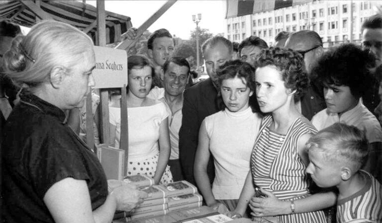 Die Autorin des anderen Deutschlands - 125. Geburtstag, Anna Seghers, Antifaschistischer Kampf, DDR, Gedenken, Schriftstellerin - Blog, Aktion 4611 Bundesarchiv Bild 183 47613 0003 Anna Seghers mit Lesern - Die Autorin des anderen Deutschlands - 125. Geburtstag, Anna Seghers, Antifaschistischer Kampf, DDR, Gedenken, Schriftstellerin - Blog, Aktion