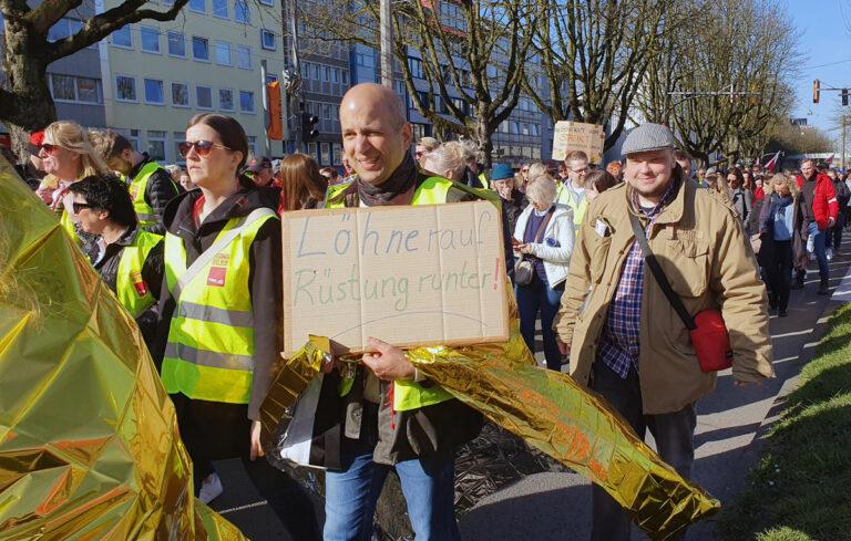 470301 Loehne rauf - 300 Euro mehr - Wirtschaft & Soziales - Wirtschaft & Soziales