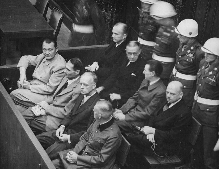 Defendants in the dock at the Nuremberg Trials - Nicht nur Erinnerung - Theorie & Geschichte - Theorie & Geschichte