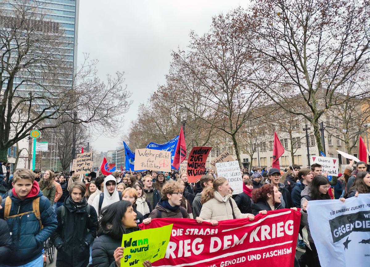 1000047376 - Lautes Nein zum Krieg - DFG-VK, DKP, Dresden, Golo Busche, Göttingen, Halberstadt, Hamburg, Hannes Kramer, Initiative Schulstreik gegen Wehrpflicht, Kiel, Köln, Leipzig, München, Neuer Wehrdienst, Phil Werring, Potsdam, Repression, Ronja Ruh, Rostock, Schulstreik, Stuttgart, Wehrpflicht - Blog, Aktion