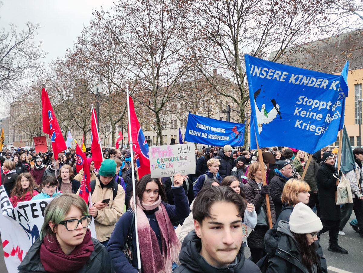 1000047388 - Lautes Nein zum Krieg - DFG-VK, DKP, Dresden, Golo Busche, Göttingen, Halberstadt, Hamburg, Hannes Kramer, Initiative Schulstreik gegen Wehrpflicht, Kiel, Köln, Leipzig, München, Neuer Wehrdienst, Phil Werring, Potsdam, Repression, Ronja Ruh, Rostock, Schulstreik, Stuttgart, Wehrpflicht - Blog, Aktion