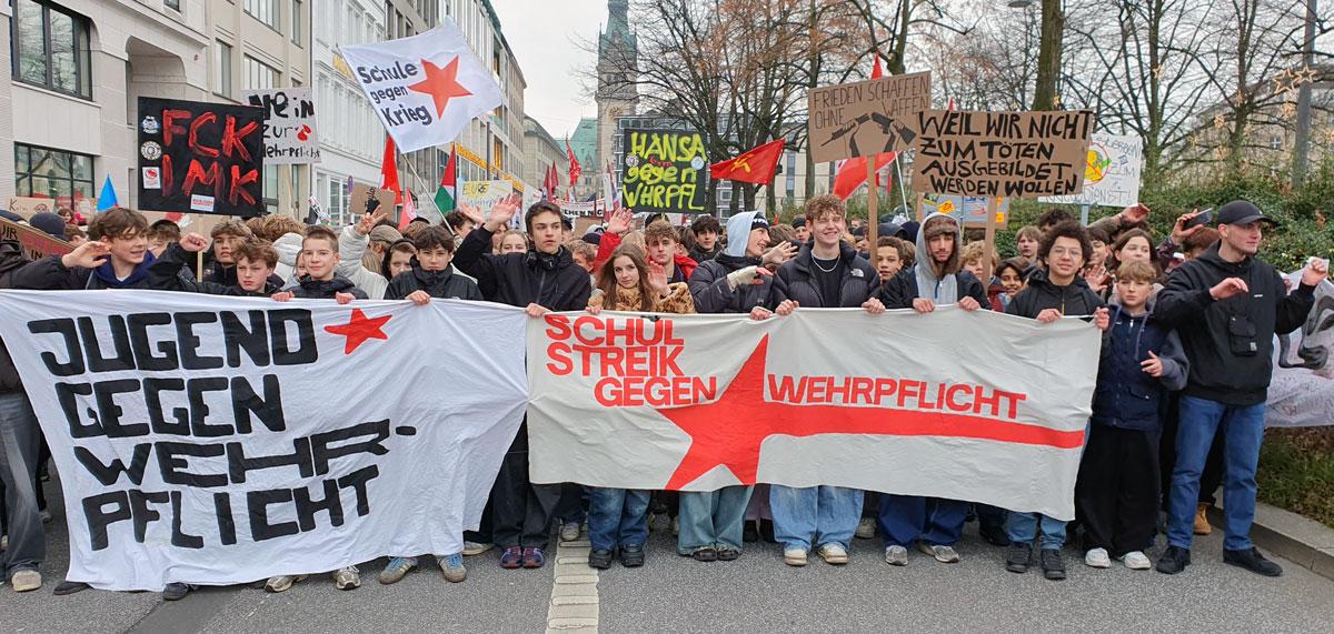 20251205 130728 - Lautes Nein zum Krieg - DFG-VK, DKP, Dresden, Golo Busche, Göttingen, Halberstadt, Hamburg, Hannes Kramer, Initiative Schulstreik gegen Wehrpflicht, Kiel, Köln, Leipzig, München, Neuer Wehrdienst, Phil Werring, Potsdam, Repression, Ronja Ruh, Rostock, Schulstreik, Stuttgart, Wehrpflicht - Blog, Aktion
