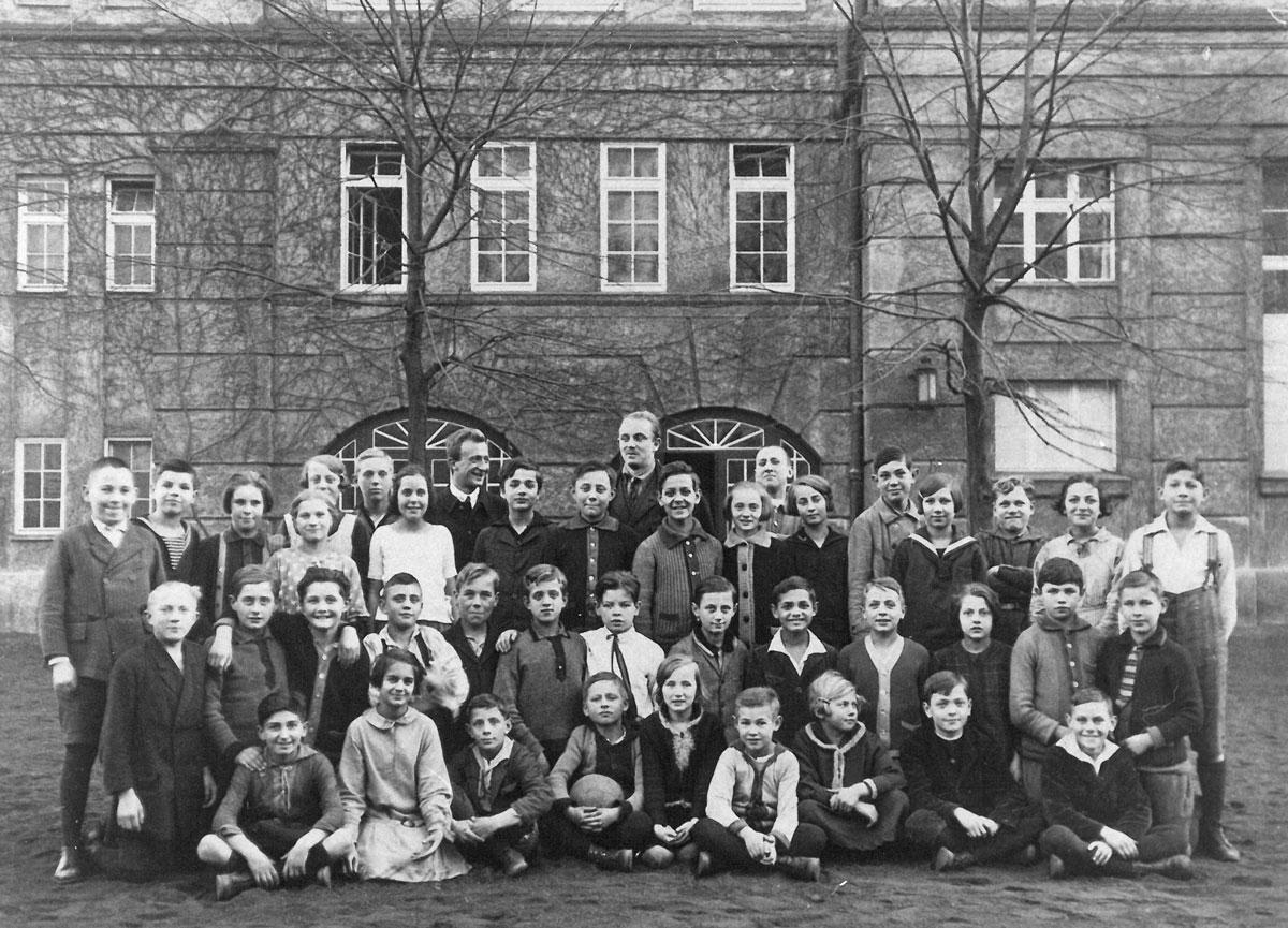 491001 Ruetlischule1926 - Streikposten am Schultor - KPD, Neukölln, Rütli-Schule, Schulstreik, SPD - Theorie & Geschichte
