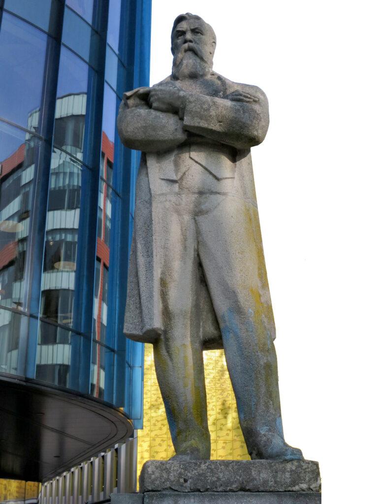 5010 Fred stuck back together - Friedrich Engels und der historische Optimismus - Referat - Referat