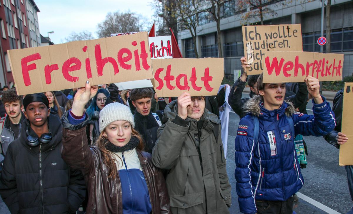 5013 Schulstreik Essen 08 1 - Sie wollen Zukunft - 5. Dezember 2025, Friedensbewegung, Initiative Schulstreik gegen Wehrpflicht, Jugendwiderstand, Jusos, SDAJ Essen - Hintergrund