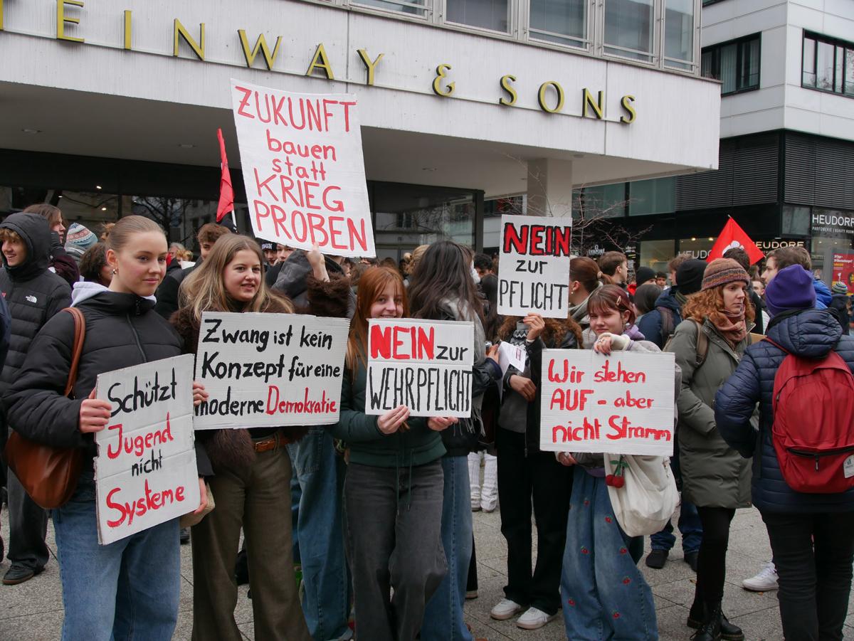 501303 - Sie wollen Zukunft - 5. Dezember 2025, Friedensbewegung, Initiative Schulstreik gegen Wehrpflicht, Jugendwiderstand, Jusos, SDAJ Essen - Hintergrund