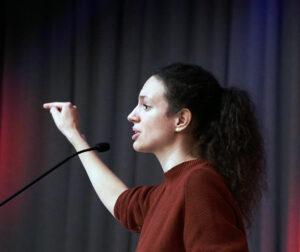 510503 Portrait Andrea Hornung - „Dieser Schulstreik war entscheidend“ - 5. Dezember 2025, 5. März 2026, Andrea Hornung, Antimilitarismus, Boris Pistorius, DFG-VK, Essen, Frankfurt am Main, Initiative Schulstreik gegen Wehrpflicht, Schulstreik, Schulstreik-Konferenz, SDAJ, Wehrpflicht - Politik