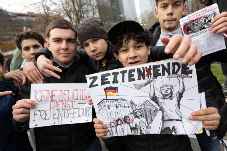 5201 - Mutmacher - §dpa, Friedenskampf, Jugend gegen Wehrpflicht, Konrad-Adenauer-Stiftung, Sanktionen, Schulstreik, SDAJ - Politik