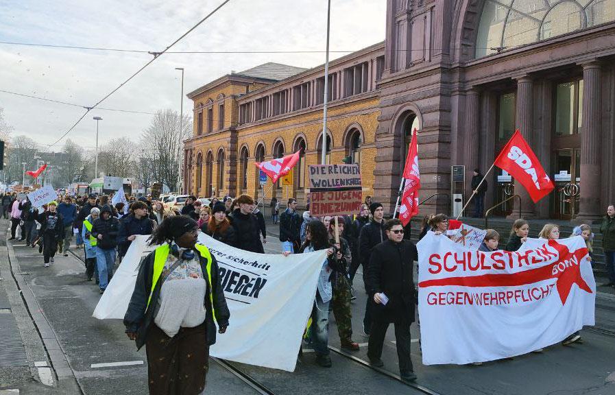Bonn Schulstreik 03 - Lautes Nein zum Krieg - DFG-VK, DKP, Dresden, Golo Busche, Göttingen, Halberstadt, Hamburg, Hannes Kramer, Initiative Schulstreik gegen Wehrpflicht, Kiel, Köln, Leipzig, München, Neuer Wehrdienst, Phil Werring, Potsdam, Repression, Ronja Ruh, Rostock, Schulstreik, Stuttgart, Wehrpflicht - Blog, Aktion